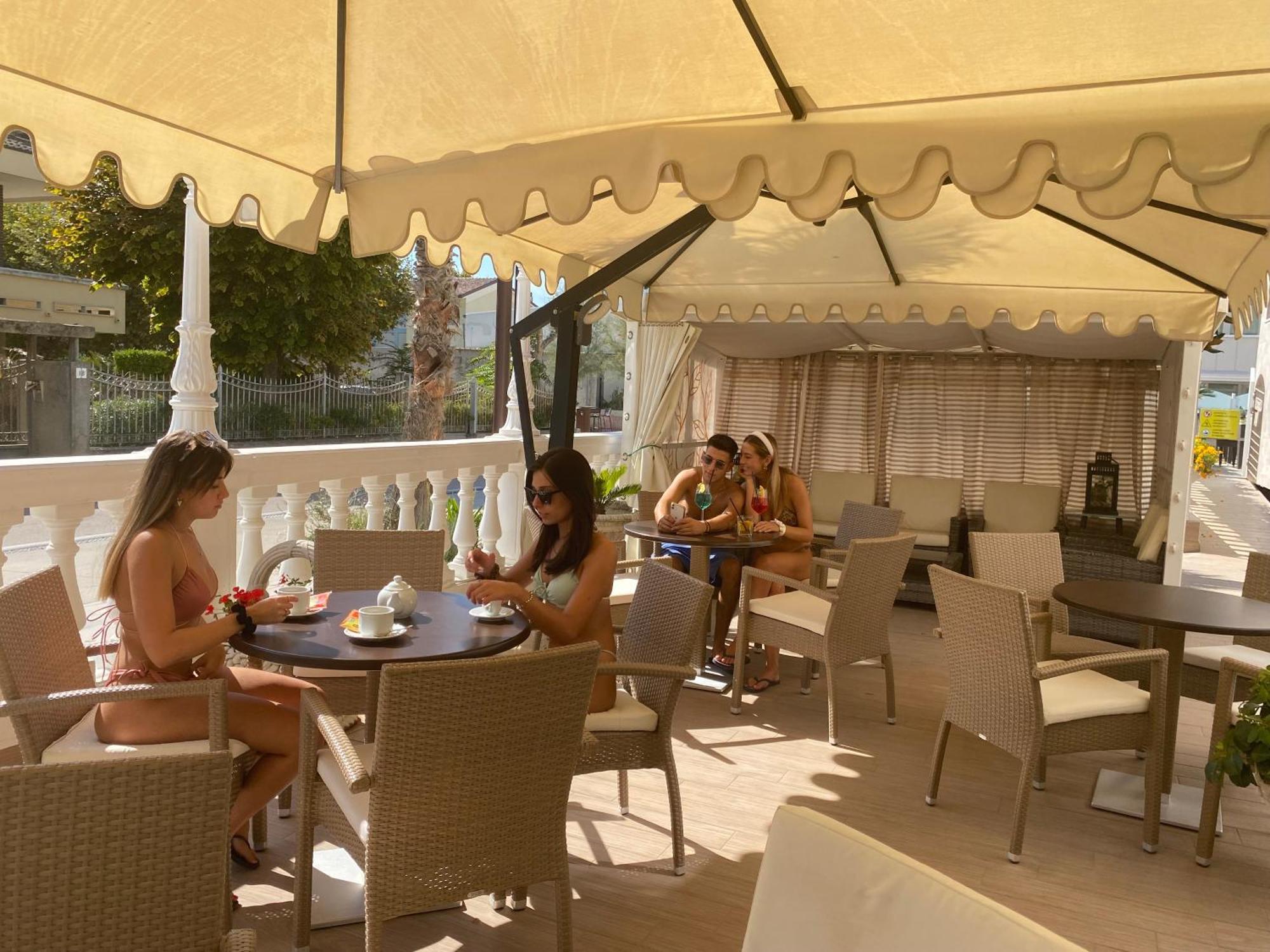Hotel Caesar Paladium Rimini Buitenkant foto